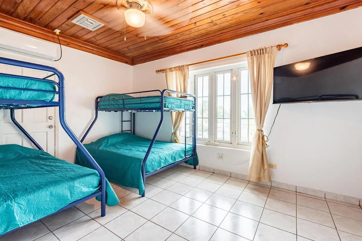Seaside Paradise Spacious Home With Seven Bedroom - Steps To Sea! Nassau Casa vacanze