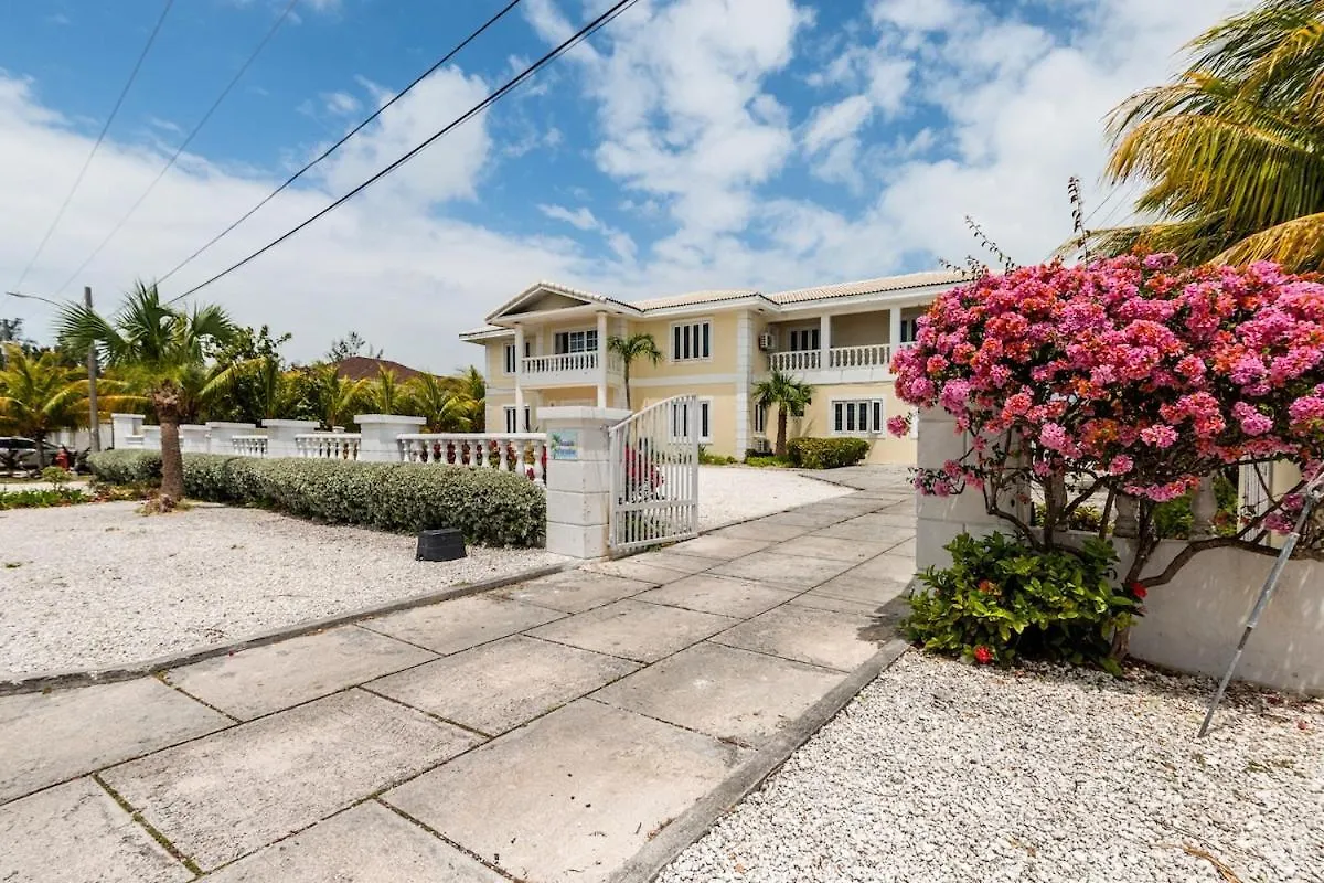 Seaside Paradise Spacious Home With Seven Bedroom - Steps To Sea! Nassau
