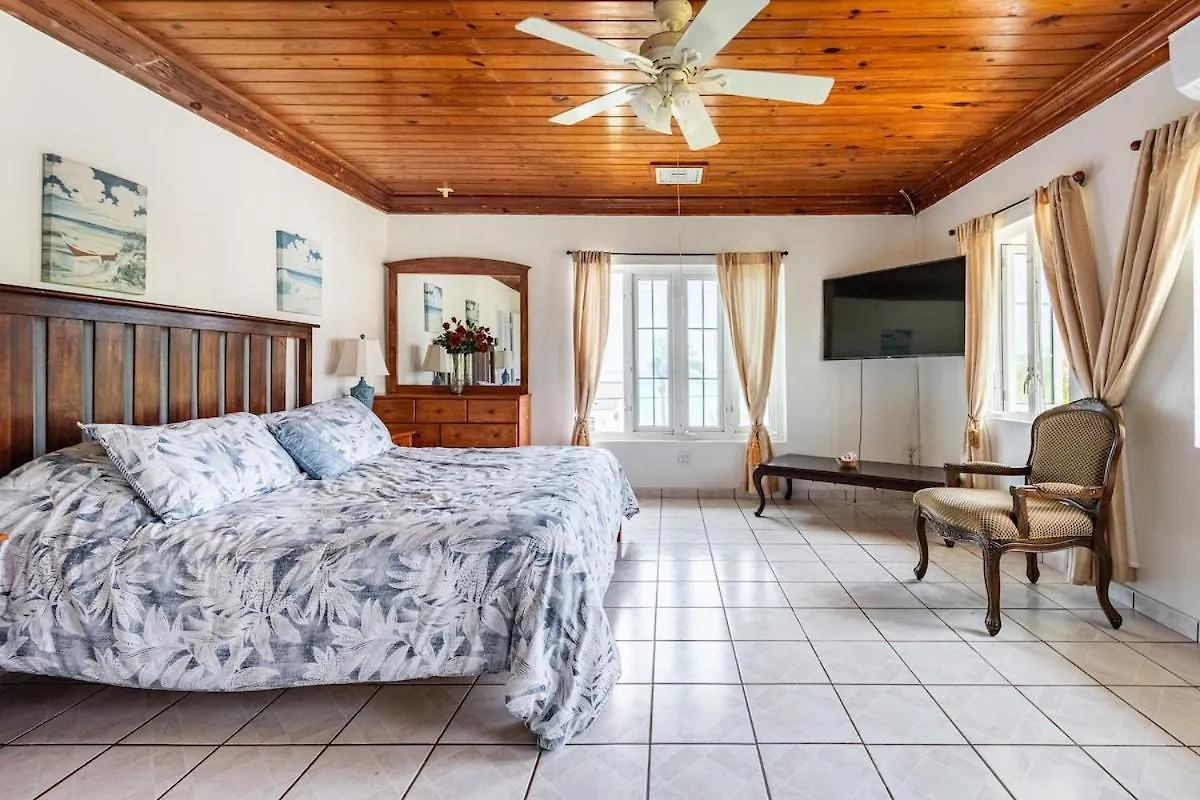 Seaside Paradise Spacious Home With Seven Bedroom - Steps To Sea! Nassau Bahamas