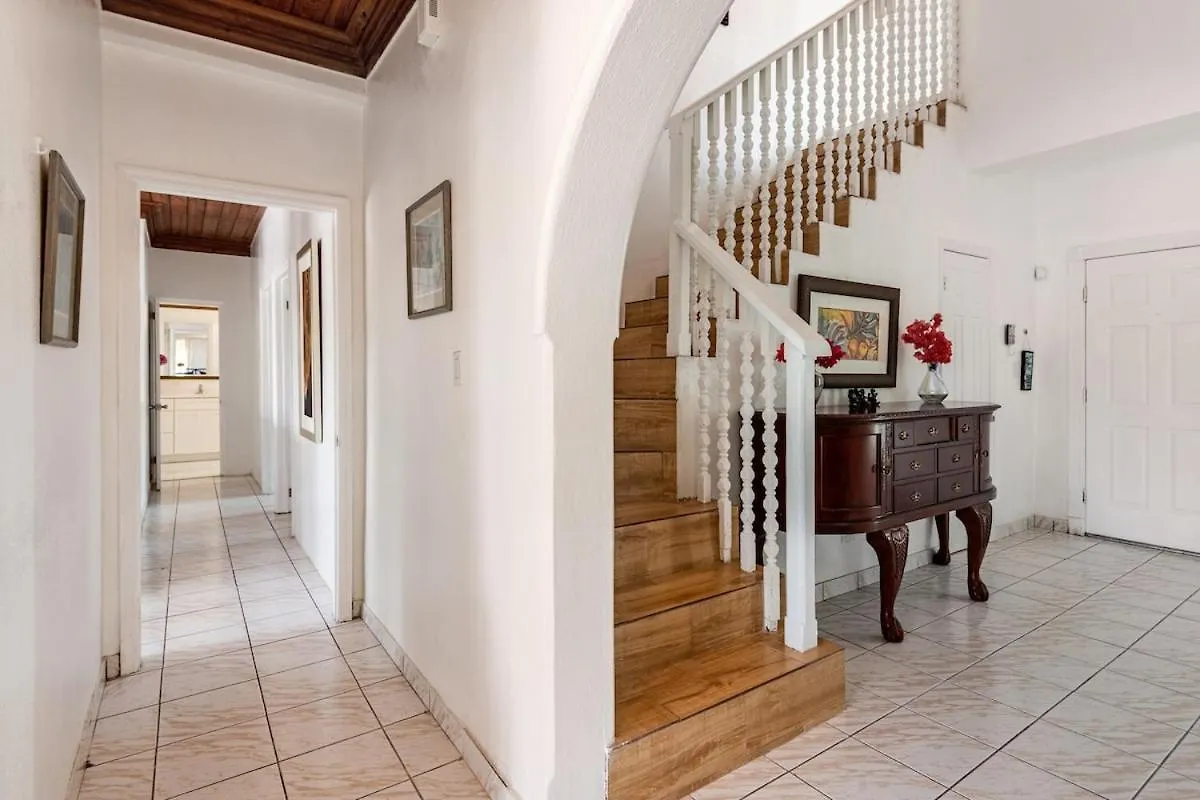 Seaside Paradise Spacious Home With Seven Bedroom - Steps To Sea! Nassau
