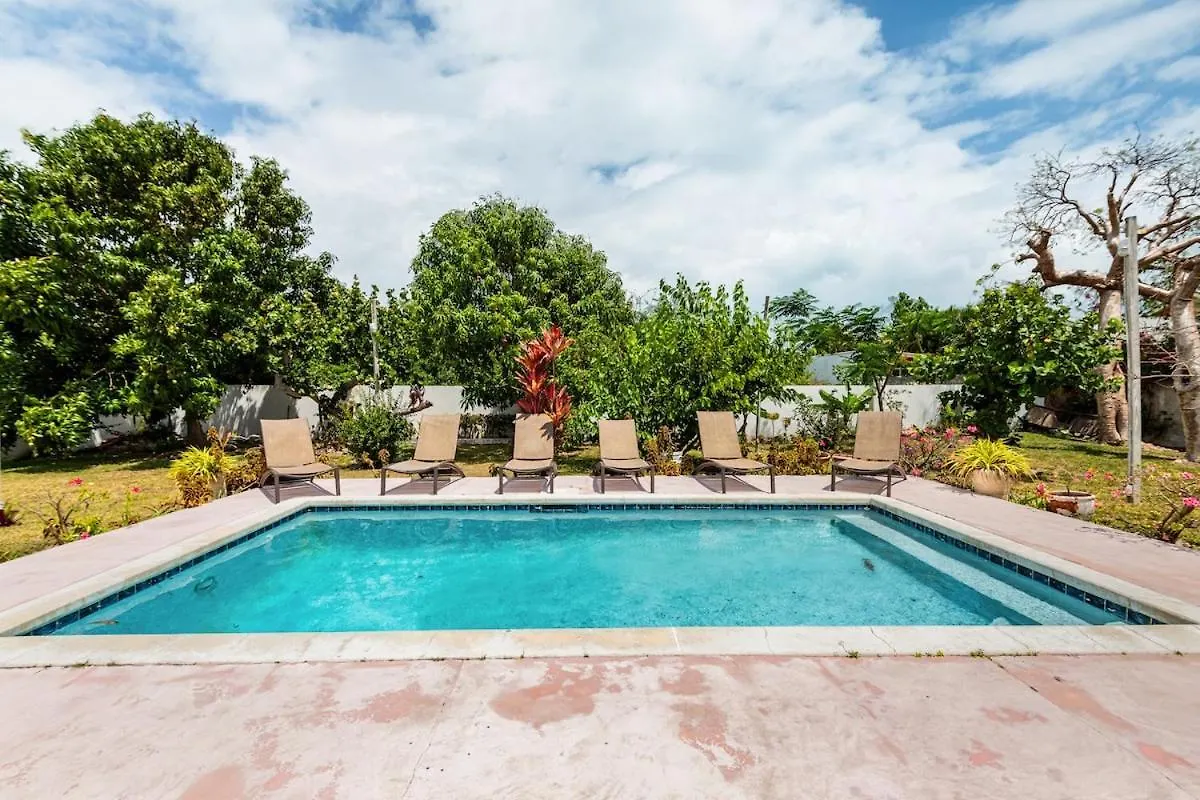 Seaside Paradise Spacious Home With Seven Bedroom - Steps To Sea! Nassau Casa vacanze