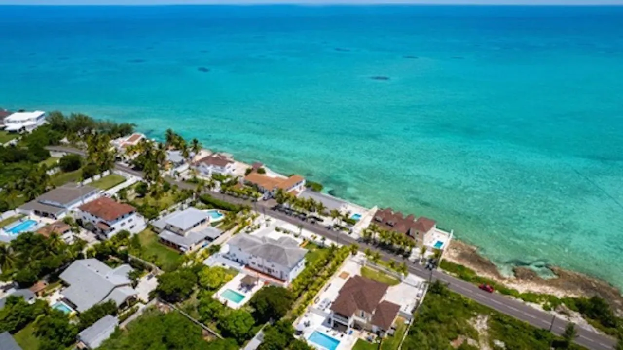 Seaside Paradise Spacious Home With Seven Bedroom - Steps To Sea! Nassau
